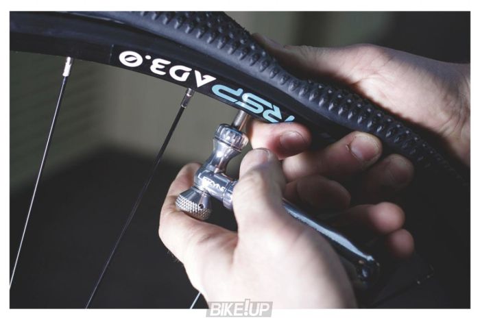 Насос Lezyne CONTROL DRIVE CO2 з 16г балоном Чорний Y13